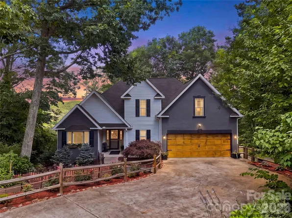 28 Secretariat Dr, Hendersonville, NC 28792