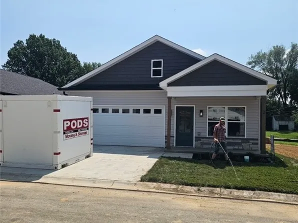 2 Cedargrove Lane, Jeffersonville, IN 47130