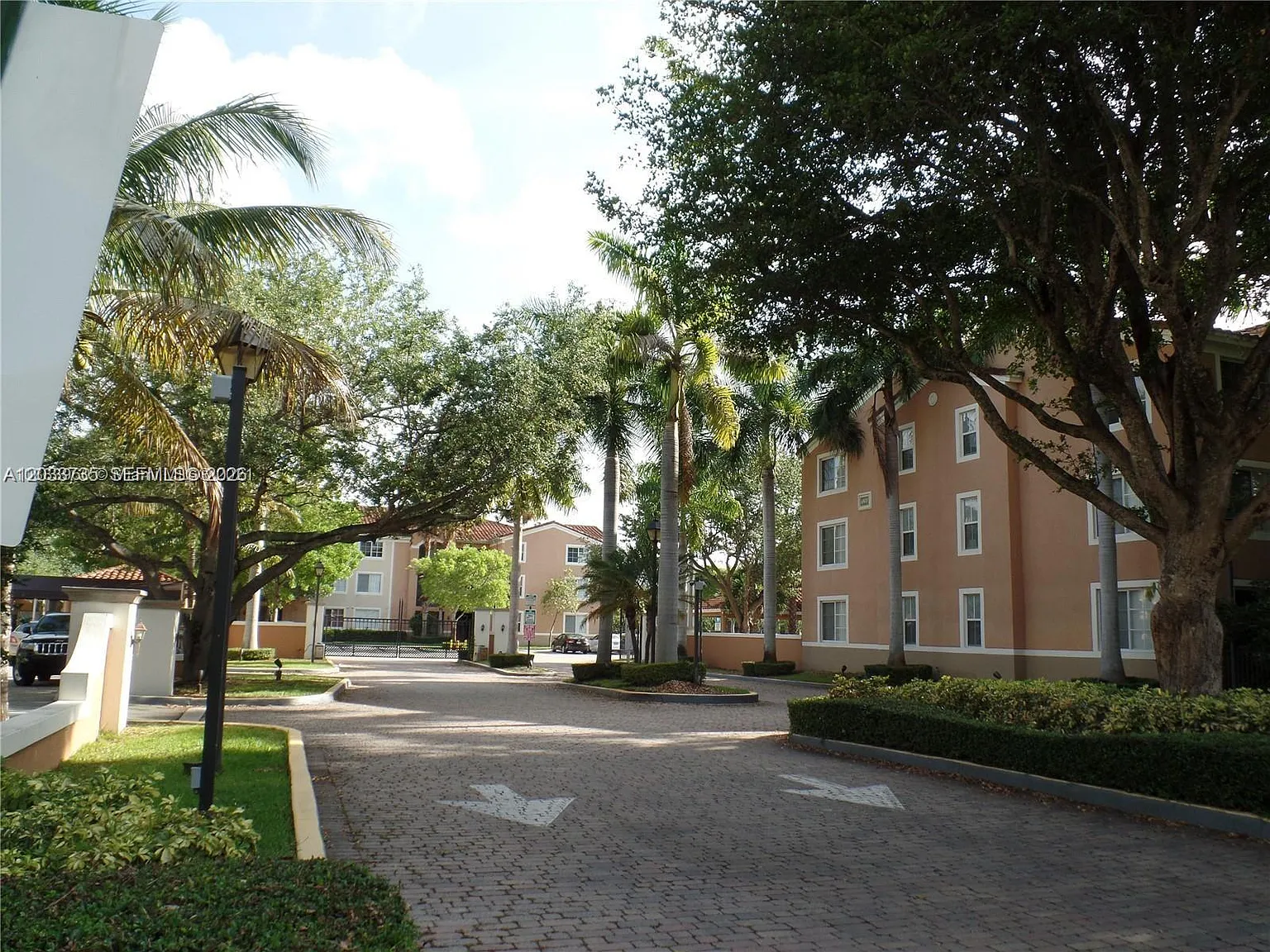 Gables Court Condo — Photo 2