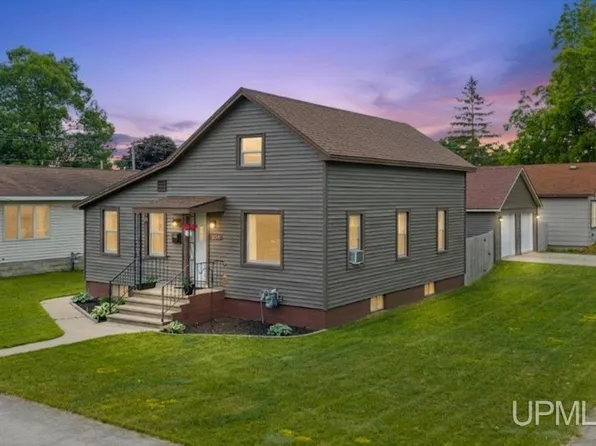 202 S 3rd St, Gladstone, MI 49837