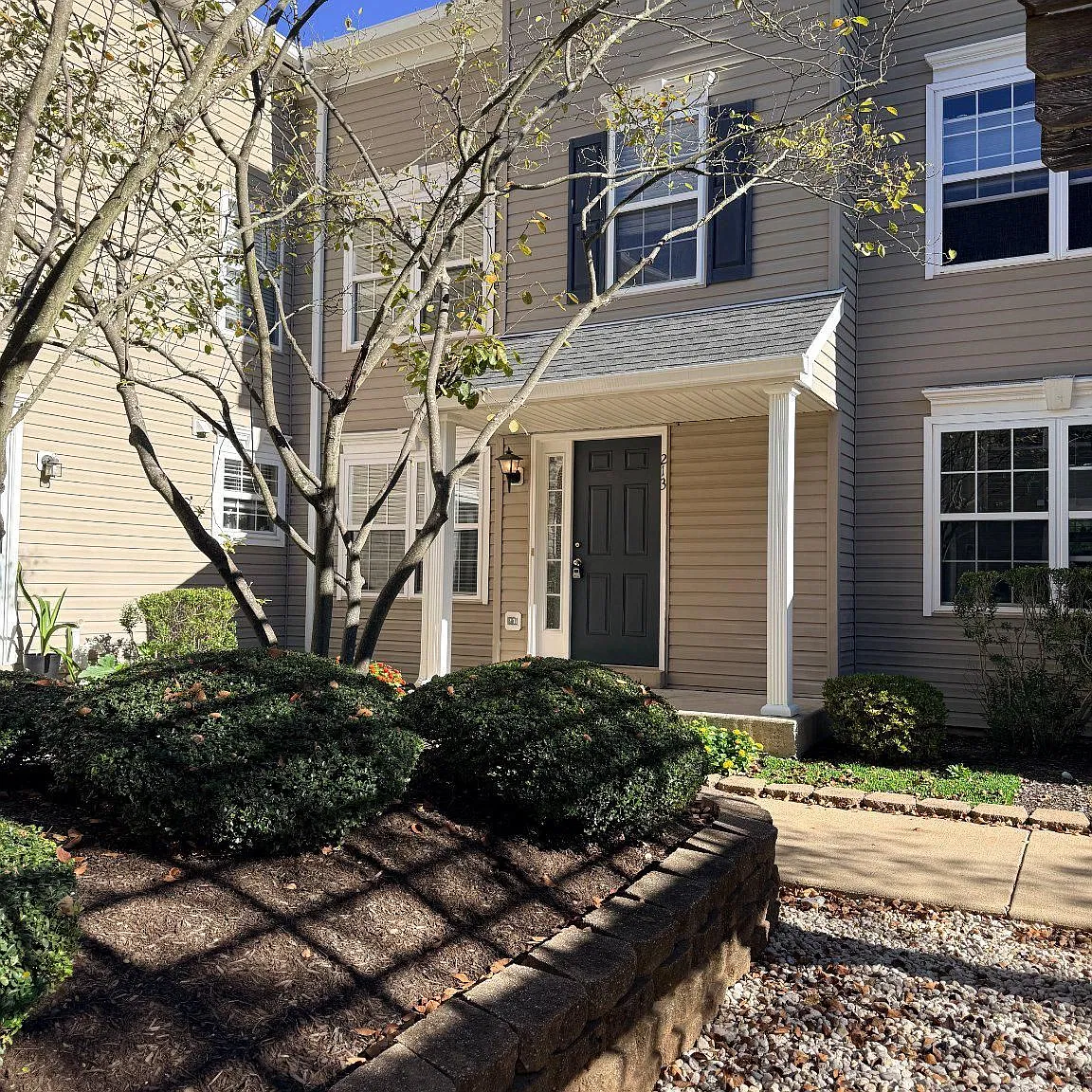 2 bed, 1.5 bath, 1305 sqft, $2,095 — Photo 1