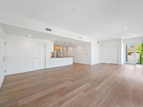 4th image of 1001 N Fairfax Ave #201