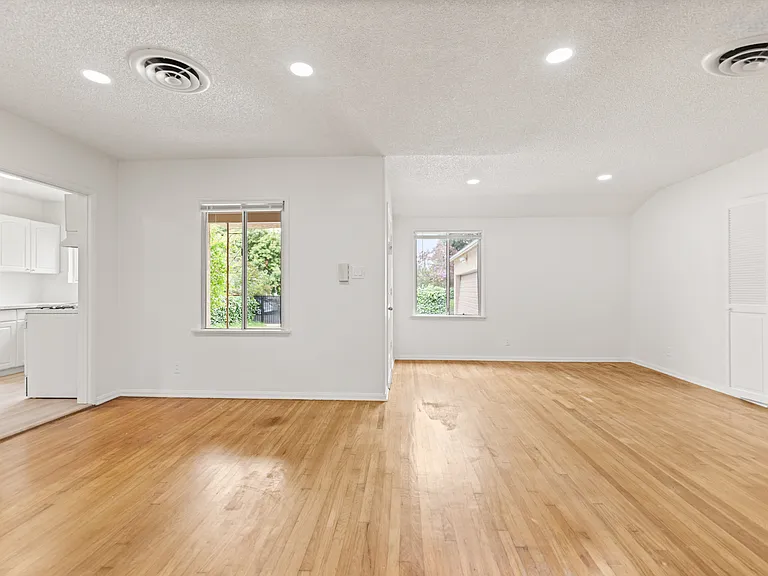 18418 Sylvan St — Photo 7