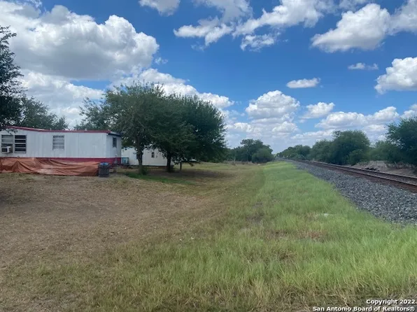 80 SAN ANTONIO ST, Campbellton, TX 78008