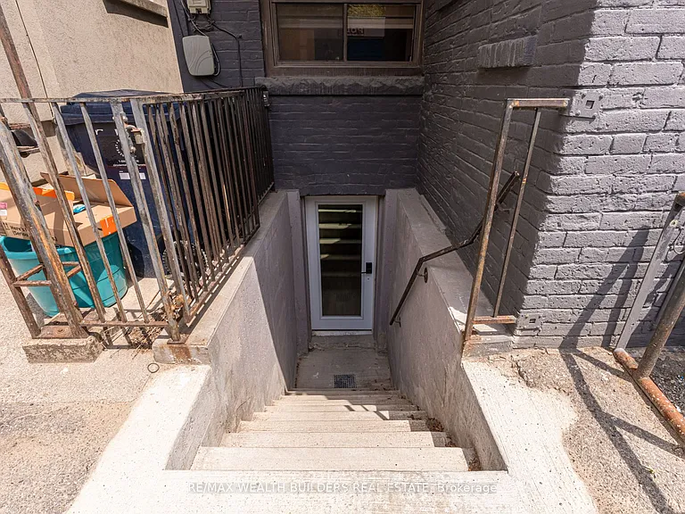 2443 Dundas St W — Photo 3