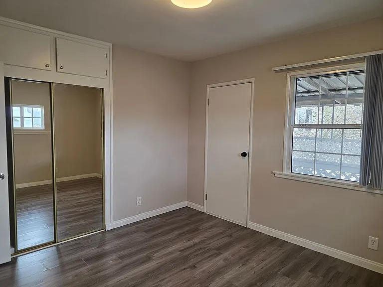 5547 Woodman Ave — Photo 16