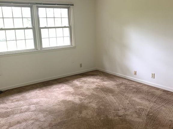 2nd image of 305 Dogwood Ct