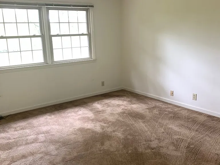 305 Dogwood Ct — Photo 2