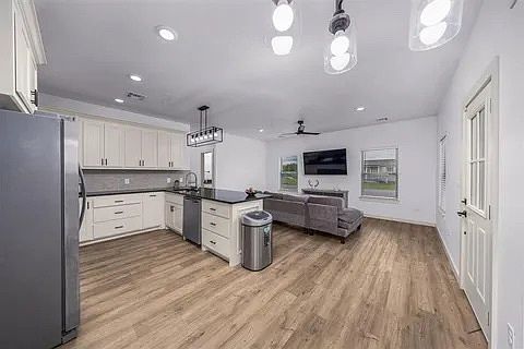 4th image of 206 2nd St