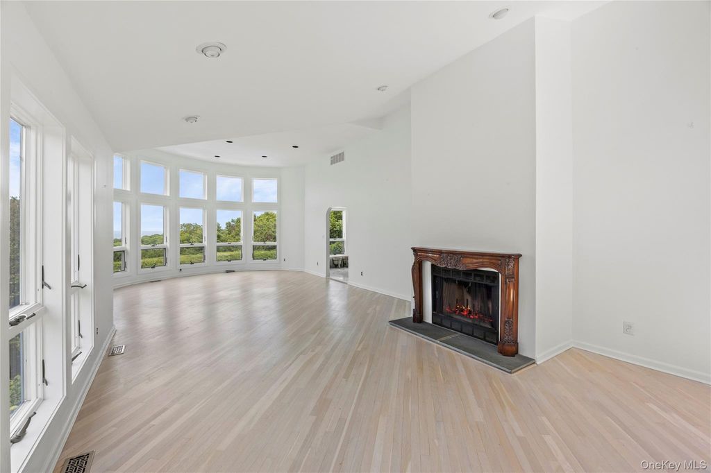Apartment in Port Jefferson - View 5