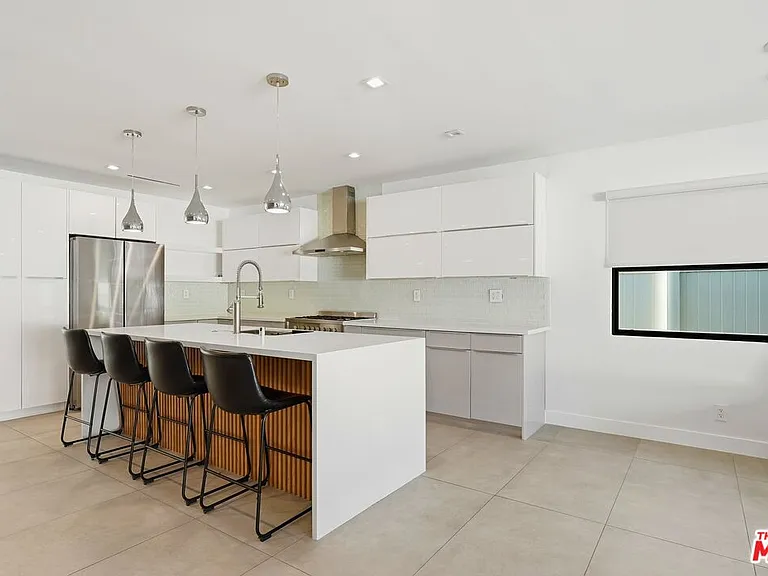 5735 Saloma Ave — Photo 10