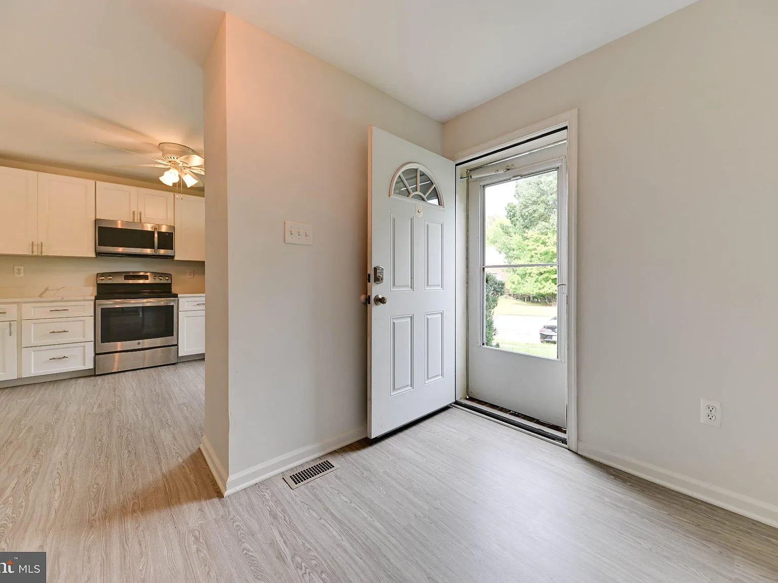 3 bed, 2.5 bath, 1610 sqft, $2,600 — Photo 4