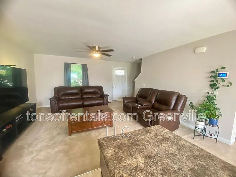 3 bed, 2.5 bath, 1467 sqft, $1,800 — Photo 3
