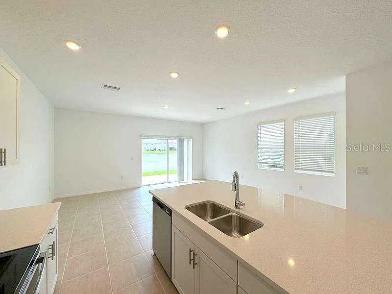 3 bed, 2.5 bath, 1553 sqft, $2,300 — Photo 4