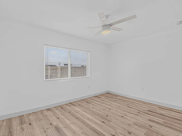 933 Alamitos Ave — Photo 35