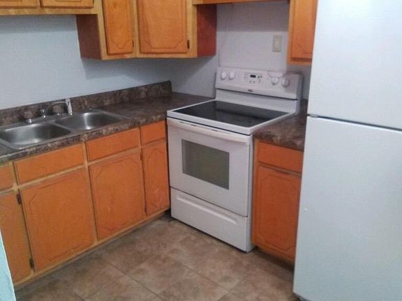 3rd image of 909 Cranbrook Ave