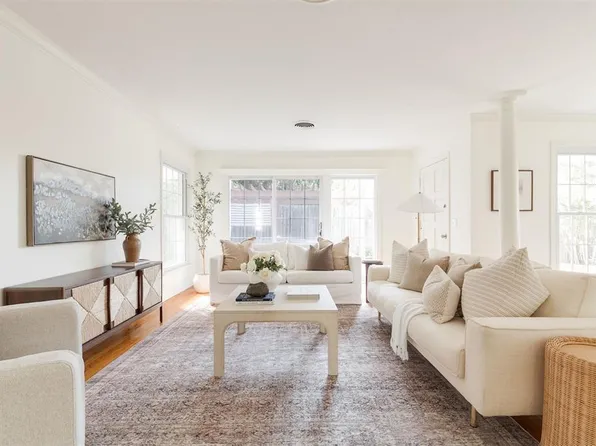 1908 Dorchester Dr, Nichols Hills, OK 73120