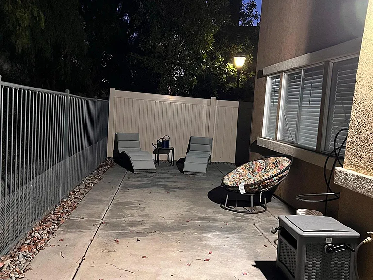 Ashton Cir — Photo 23