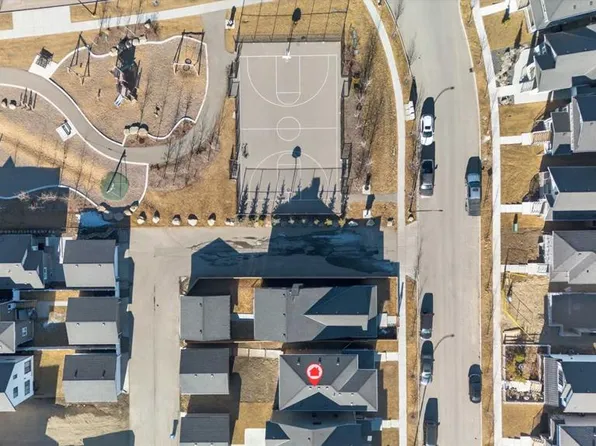 825 E Reynolds Mnr SW, Airdrie, AB T4B 5G2