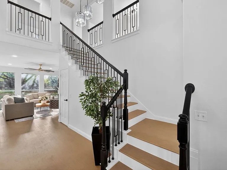 1709 Stapleton Dr — Photo 2
