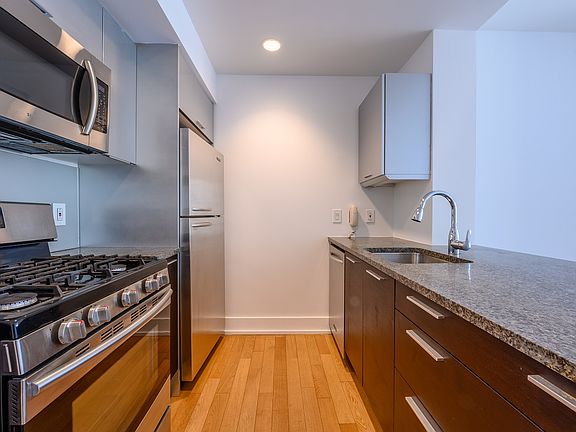 5th image of 350 W 42nd St #18S
