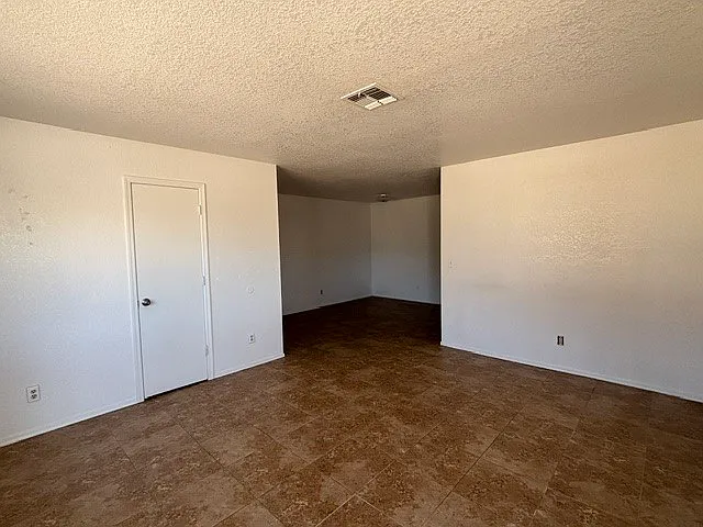 3 bed, 2.0 bath, 1893 sqft, $1,300 — Photo 2