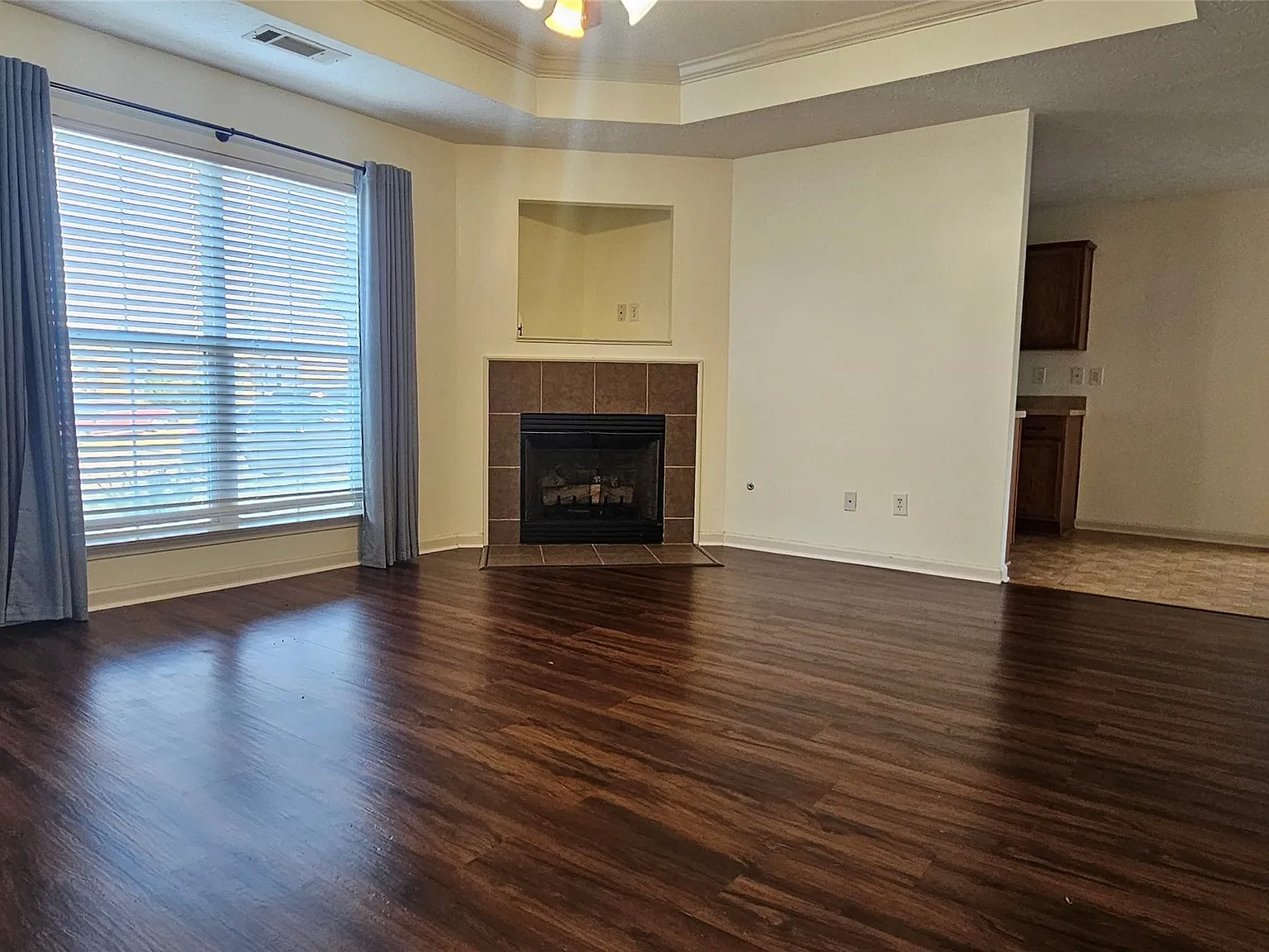 3 bed, 2.0 bath, 1302 sqft, $1,600 — Photo 2