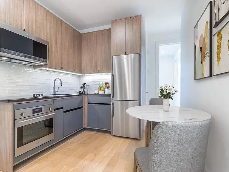 244 E 7th St #18 — Photo 2