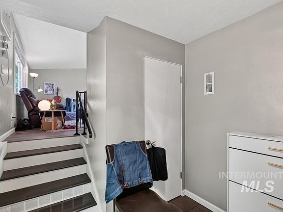 4th image of 942 Orchard Ave