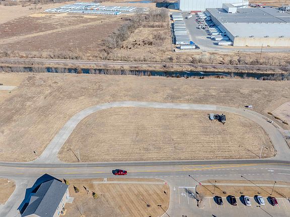5th image of 2460 Lillian Way