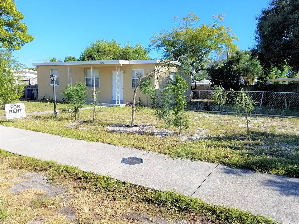 Tree-lined front yard with large fenced in back yard. I