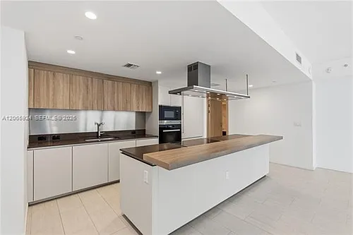 1000 Brickell Plz Photo 1