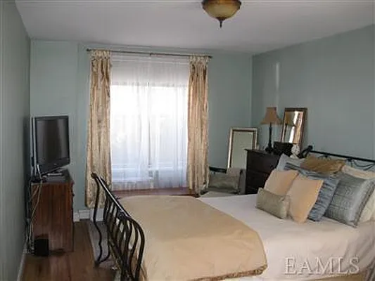 Sold by Real Estate Brokerage of America Inc | media 30