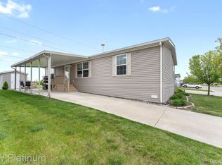 24494 Edwin Dr, Brownstown, MI 48134