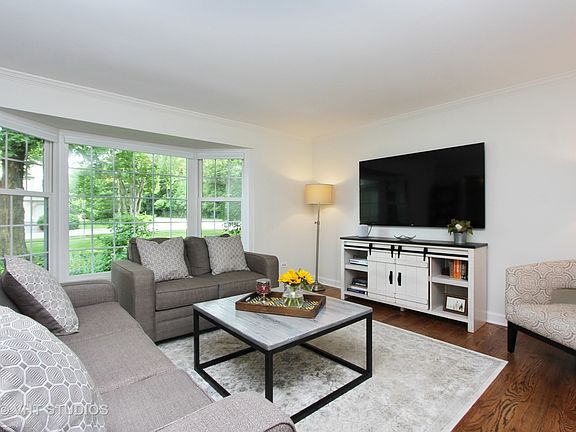3rd image of 738 Hillcrest Dr