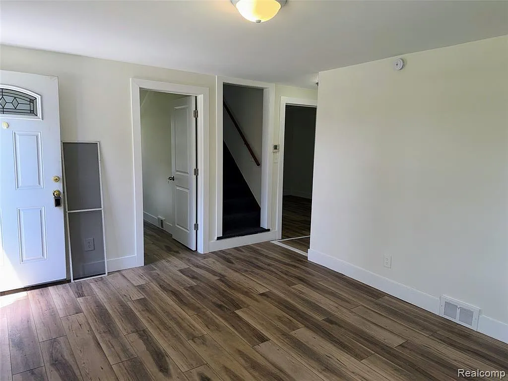 4 bed, 1.0 bath, 1271 sqft, $1,850 — Photo 3