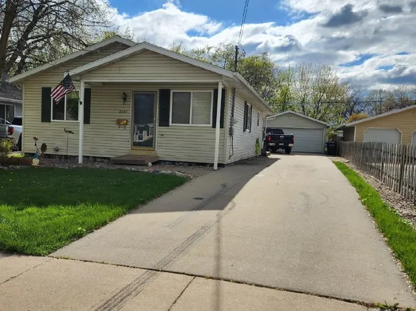 2207 Jefferson St, Oshkosh, WI 54901