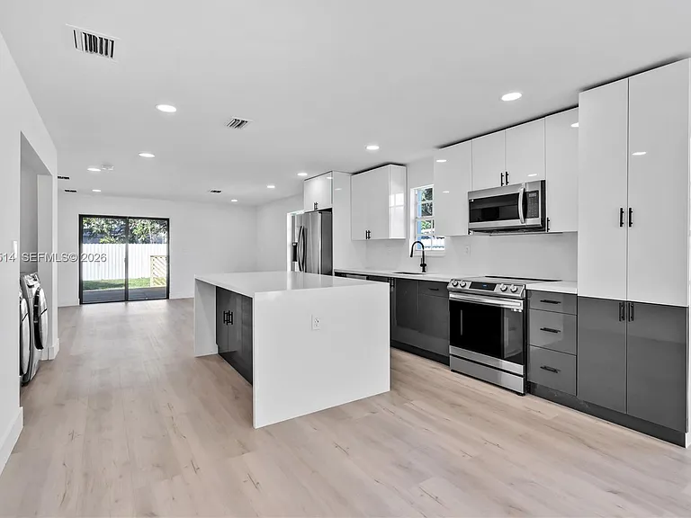 407 NW 45th St — Photo 3