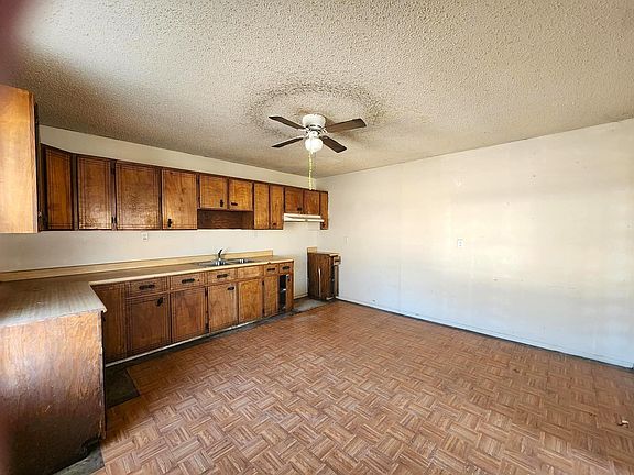 3rd image of 419 E Bowie St