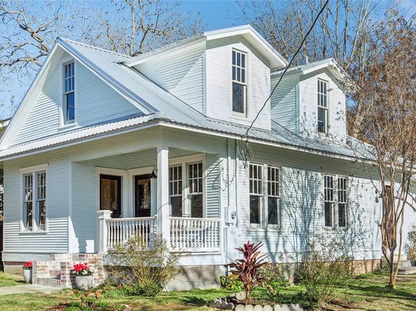 208 N Rusk St, Fayetteville, TX 78940