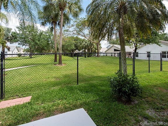5th image of 2700 Lake Park Cir W