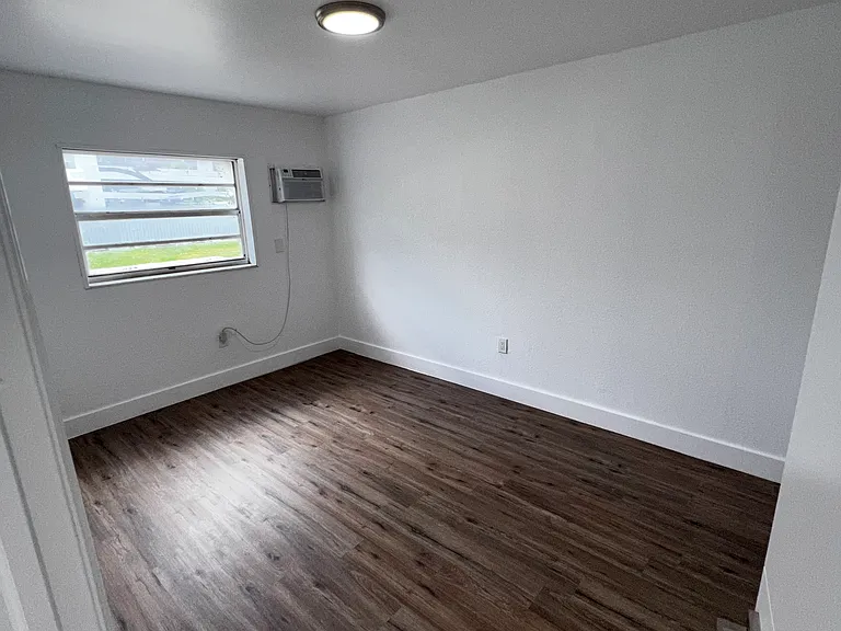 858 SW 2nd St #1 — Photo 7