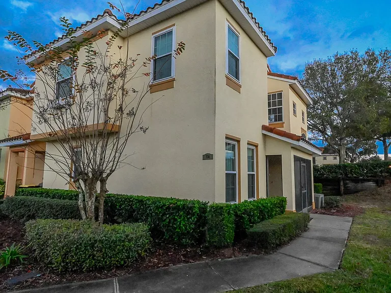 704 Monroe Cir #D — Photo 38