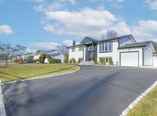 153 Ridge Rd, Wheatley Heights, NY 11798