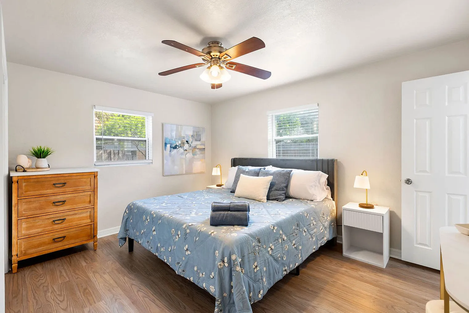 3 bed, 2.0 bath, 1227 sqft, $3,731 — Photo 4