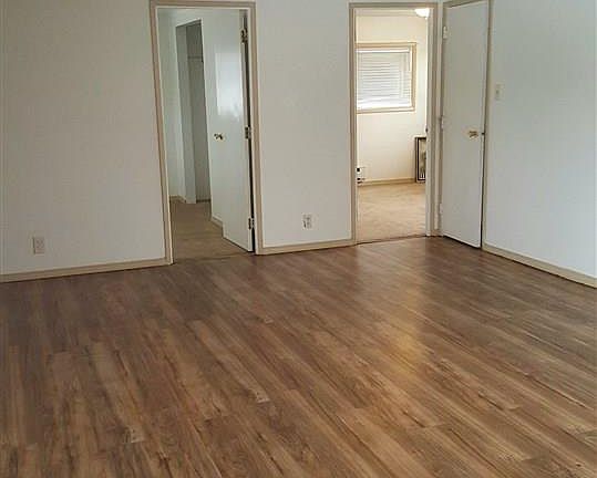 3rd image of 906 Snow Ave