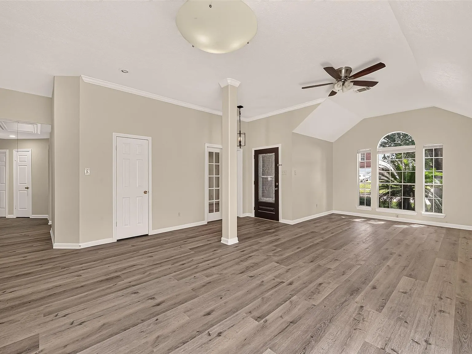 3 bed, 2.0 bath, 2294 sqft, $2,100 — Photo 3