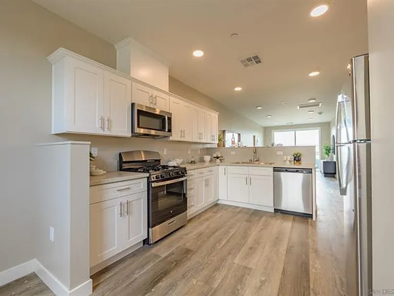 1316 E Grand Ave #104 — Photo 10