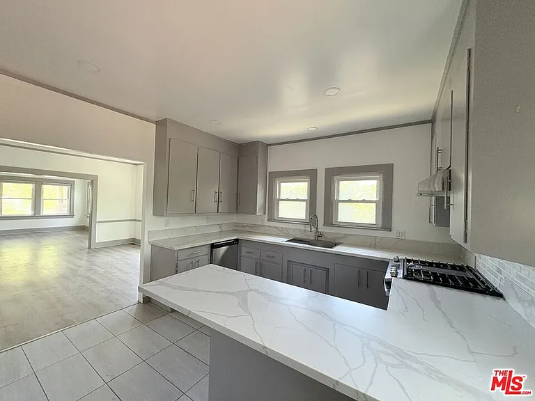 613 N Lucerne Blvd — Photo 9