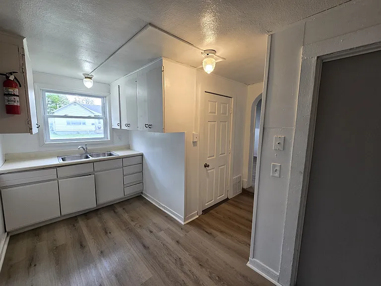 425 Glenwood St — Photo 18